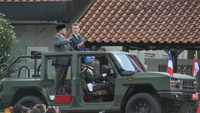 Presiden Prabowo dan Presiden Macron kunjungi Akmil Presiden Prabowo Subianto (kiri) dan Presiden Prancis Emmanuel Macron berdiri di atas mobil Maung Tangguh saat memeriksa pasukan di Akademi Militer (Akmil), Magelang, Jawa Tengah, Kamis (29/5/2025). Kunjungan Presiden Prabowo dan Presiden Macron yang dilakukan dengan peninjauan fasilitas serta berdialog dengan para taruna Akmil tersebut menjadi penanda penguatan kerja sama di bidang pertahanan Indonesia dan Prancis, khususnya dalam peningkatan kapasitas sumber daya manusia. ANTARA FOTO/Hafidz Mubarak A/app/rwa.