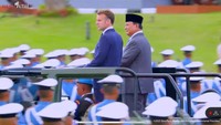 Presiden Prabowo mengajak Presiden Macron memeriksa pasukan dengan menaiki mobil Maung di Akmil, Magelang. Keduanya berdiri di atas mobil saat memeriksa pasukan (Dok. YouTube Setpres).