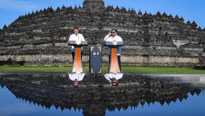 Presiden Prabowo Subianto (kanan) dan Presiden Prancis Emmanuel Macron (kiri) menyampaikan keterangan kepada wartawan usai kunjungan di Candi Borobudur, Kabupaten Magelang, Jawa Tengah, Kamis (29/5/2025). Dalam kunjungan di candi yang dibangun pada 750-850 Masehi oleh Dinasti Syailendra dari Kerajaan Mataram Kuno tersebut keduanya menyampaikan sejumlah kesepakatan antarkedua negara. ANTARA FOTO/Galih Pradipta