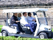 Momen Prabowo dan Macron Doa Bersama Biksu di Borobudur untuk Perdamaian