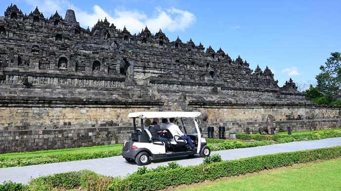 Presiden Prabowo menyopiri Presiden Prancis Emmanuel Macron Presiden Prabowo menyopiri Presiden Prancis Emmanuel Macron