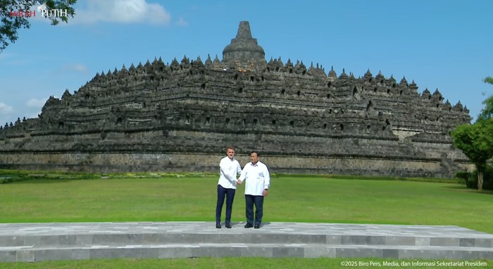 Presiden Prabowo Subianto dan Presiden Emmanuel Macron mengunjungi Candi Borobudur