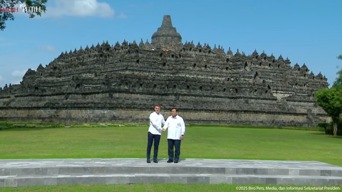 Presiden Prabowo Subianto dan Presiden Emmanuel Macron mengunjungi Candi Borobudur