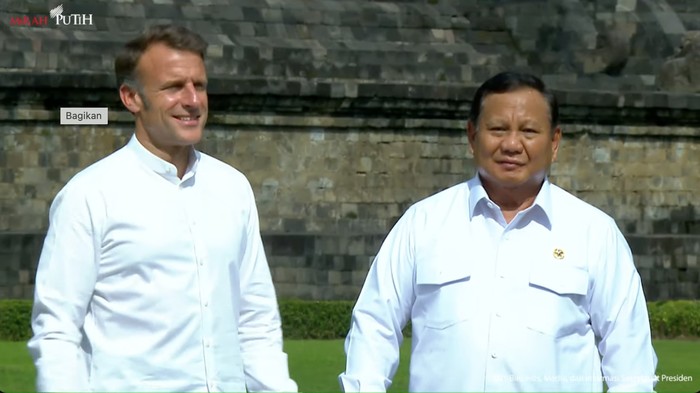 Presiden Prabowo Subianto dan Presiden Emmanuel Macron mengunjungi Candi Borobudur