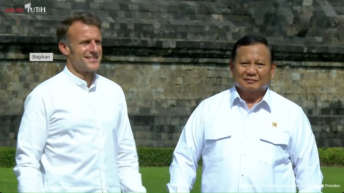 Presiden Prabowo Subianto dan Presiden Emmanuel Macron mengunjungi Candi Borobudur
