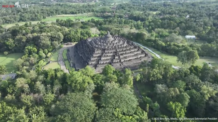 Presiden Prabowo Subianto dan Presiden Emmanuel Macron mengunjungi Candi Borobudur