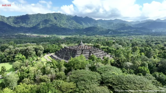 Presiden Prabowo Subianto dan Presiden Emmanuel Macron di Borobudur Presiden Prabowo Subianto dan Presiden Emmanuel Macron mengunjungi Candi Borobudur