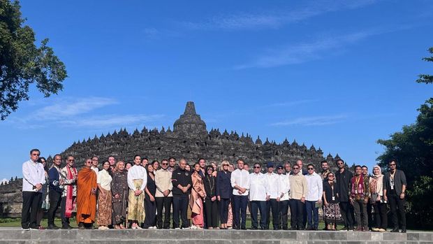Presiden Prabowo Subianto dan Presiden Prancis Emmenuel Macron serta istri Brigitte Macron foto bersama usai mengunjungi Candi Borobudur. (Eva Savitri/detikcom)