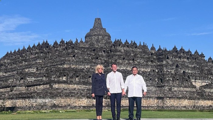 Presiden Prabowo Subianto dan Presiden Prancis Emmenuel Macron serta istri Brigitte Macron foto bersama usai mengunjungi Candi Borobudur. (Eva Savitri/detikcom)