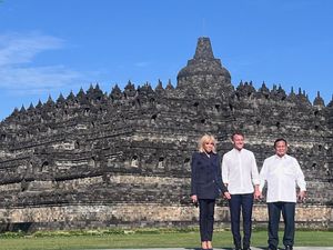 Video: Momen Prabowo-Macron Foto Bareng di Depan Candi Borobudur