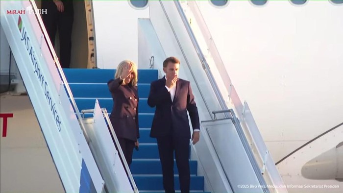 Presiden Prancis Emmanuel Macron beri kiss bey sebelum tinggalkan Indonesia