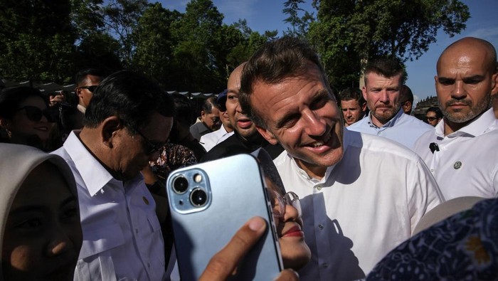 Presiden Prancis Emmanuel Macron berpose untuk foto saat berkunjung di Candi Borobudur, di Magelang, Jawa, Indonesia, 29 Mei 2025. (YASUYOSHI CHIBA/Pool via REUTERS)