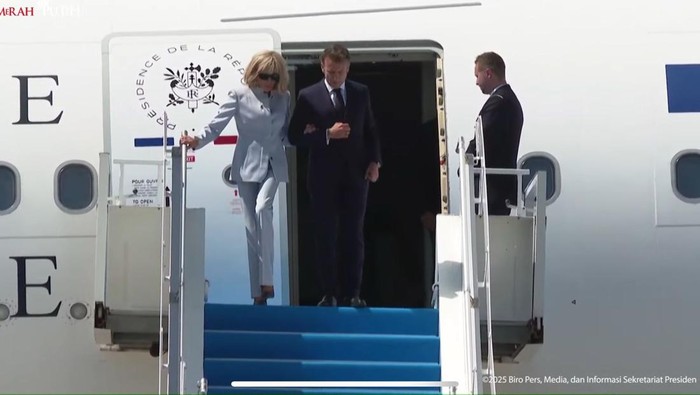 Presiden Prancis Emmanuel Macron dan istri Brigitte Macron tiba di Bandara Internasional Yogyakarta. (Dok. YouTube Setpres)