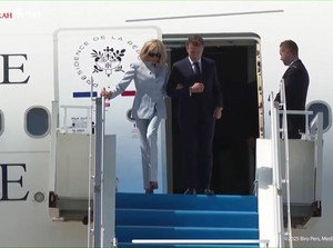Tiba di Bandara YIA, Macron dan Brigitte Bergandengan Tangan Turun dari Pesawat