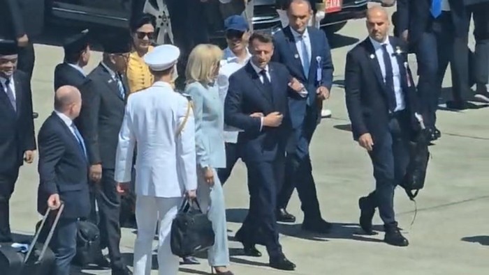 Presiden Prancis, Emmanuel Macron menggandeng istrinya Brigitte Macron saat tiba di YIA, Kulon Progo, Kamis (29/5/2025).