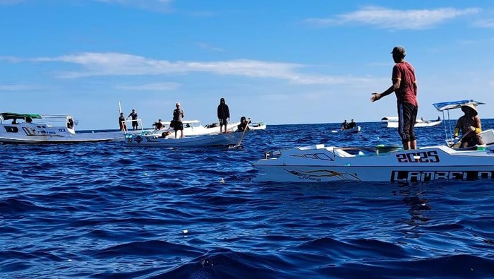 Proses evakuasi mayat nelayan yang ditemukan di Pulau Aloang, Pangkep.