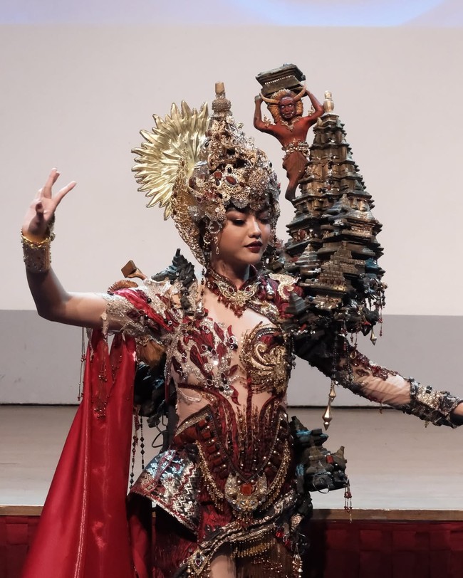 Waktu persiapan terbilang singkat, hanya satu bulan sebelum wanita asal Jawa Timur ini bertolak ke Polandia. Namun tidak menutup kemungkinan Fia mampu menampilkan keindahan, kecerdasan, dan keanggunan wanita Indonesia secara maksimal di panggung internasional. Deni pun memberikan dorongan semangat untuk Fia. Untuk saat ini, kerja tim sudah luar biasa. Harapannya untuk Fia semoga memberikan prestasi yang terbaik untuk Banyuwangi, Yayasan Puteri Indonesia dan juga bagi Indonesia, pungkasnya. Foto: Instagram/@officialputeriindonesia.