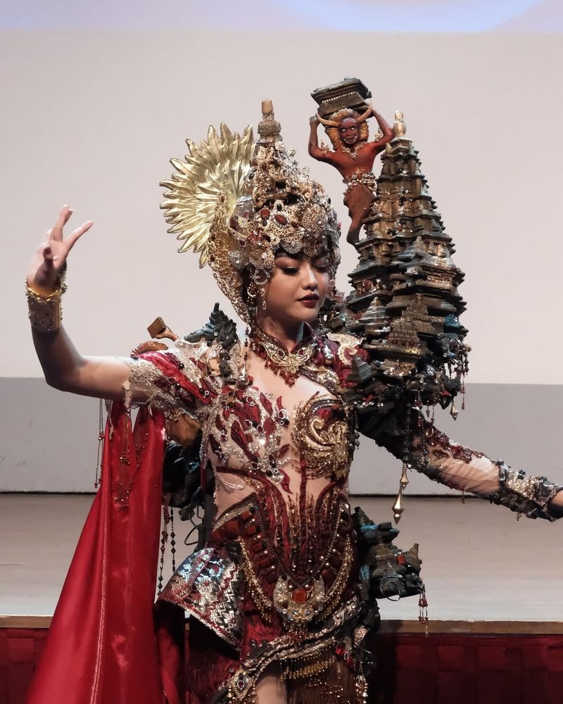 Puteri Indonesia 2025 Firsta Yufi Amartha Putri memakai kostum nasional bertema Roro Jongrang.