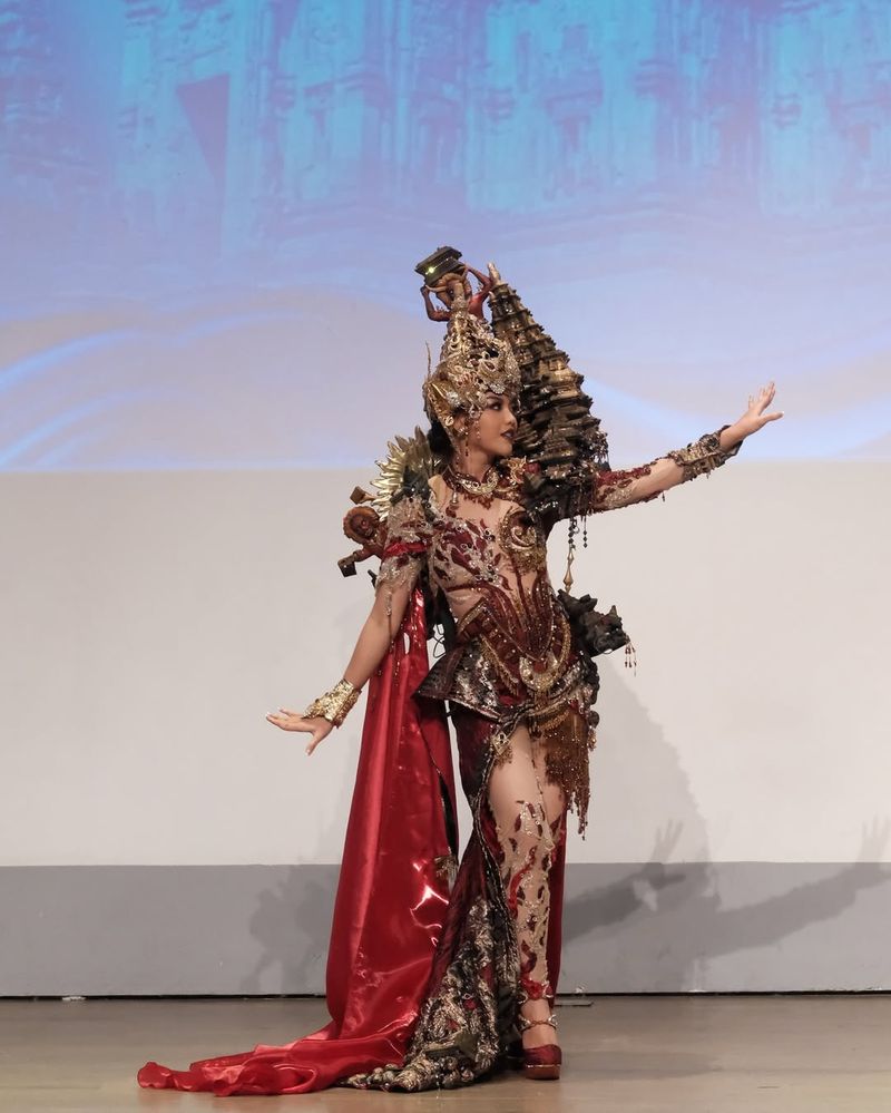 Puteri Indonesia 2025 Firsta Yufi Amartha Putri memakai kostum nasional bertema Roro Jongrang.