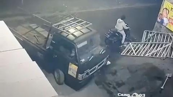 Rekaman CCTV saat 2 terduga pelaku mencuri pikap toko bangunan di Pucang, Surabaya