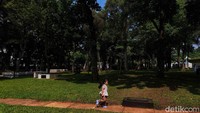 Sejumlah orang tua duduk menikmati bekal sambil mengawasi anak-anak yang bermain, mengisi hari libur dengan kebersamaan.