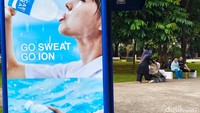 Di bawah langit Jakarta yang cerah, suasana Lapangan Banteng terasa hidup oleh tawa dan aktivitas warga.