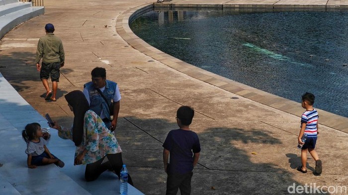 Lapangan Banteng dipadati warga yang menikmati libur Kenaikan Isa Almasih. Ruang terbuka ini jadi pilihan rekreasi murah meriah di jantung Ibu Kota.