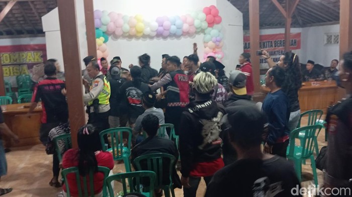 Ricuh antara warga dan oknum perangkat desa Sanankulon Blitar