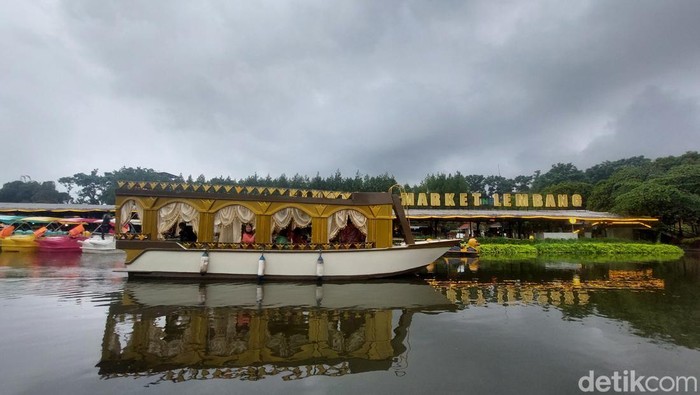 Royal Cruise Berkeliling di Danau Alami Floating Market Lembang