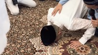 Tangis Ruben Onsu semakin pecah saat bersujud. Foto: dok. Channel YouTube Just Ruben