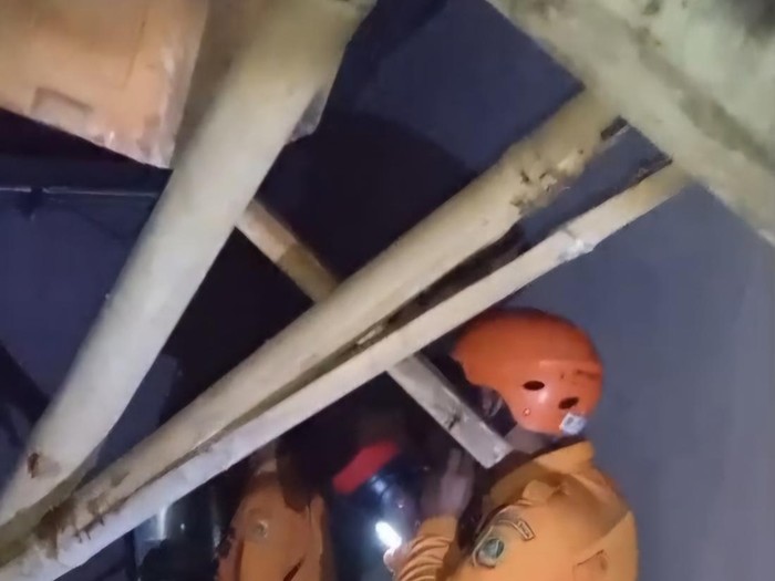 Rumah ambruk di Ciomas, Bogor, akibat hujan deras dan angin kencang (dok.istimewa)