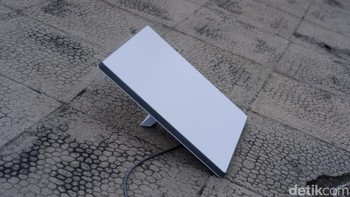 Proses instalasi sangat mudah: cukup sambungkan ke sumber listrik dan arahkan ke langit terbuka, koneksi bisa aktif hanya dalam hitungan menit. Fleksibilitas ini membuat Starlink Mini sangat cocok untuk penggunaan mobile dan on-to-go, seperti di RV, mobil camper, perahu kecil, lokasi proyek, atau bahkan saat berlibur di pedesaan dan daerah terpencil. Portabilitas Starlink Mini menjadikannya pilihan ideal tidak hanya untuk konsumen individu, tetapi juga bagi tim lapangan, relawan bencana, dan pelaku usaha yang membutuhkan internet cepat dan stabil di mana saja. Foto: Adi Fida Rahman/detikINET