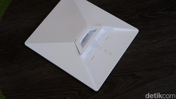 Desain Starlink Mini yang ringkas dan ringan dengan ukuran 28 x 25 cm dan berat 1,16 kg, menjadikannya 70% lebih ringan dari versi reguler. Perangkat ini juga sudah dilengkapi dengan Wi-Fi router bawaan, sehingga tidak memerlukan perangkat tambahan untuk menyebarkan koneksi internet. Foto: Adi Fida Rahman/detikINET