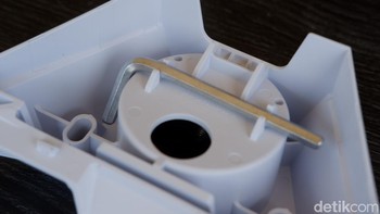 Starlink memberikan kunci T untuk kemudahan pemasangan. Foto: Adi Fida Rahman/detikINET