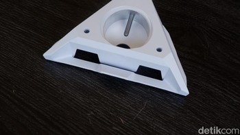 Starlink turut memberikan docking untuk dipasang di tiang. Foto: Adi Fida Rahman/detikINET