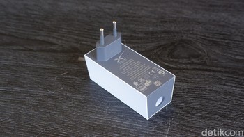 Di dalamnya diberikan adaptor. Foto: Adi Fida Rahman/detikINET