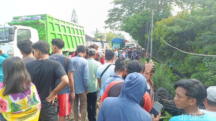 Suasana di Jalur Lumajang-Probolinggo usai kecelakaan truk tabrak pikap dan motor tewaskan 4 orang.
