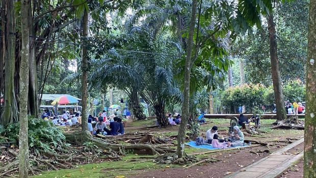 Suasana Ragunan di libur panjang dipenuhi oleh wisatawan (Devi Puspitasari)
