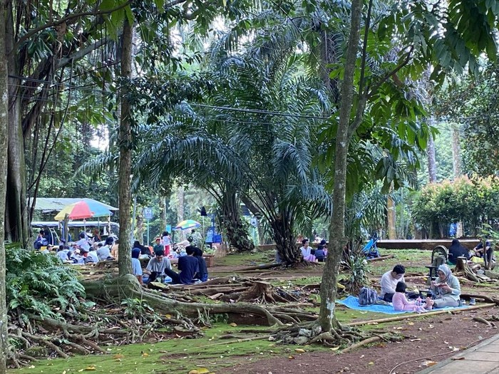 Suasana Ragunan di libur panjang dipenuhi oleh wisatawan (Devi Puspitasari)
