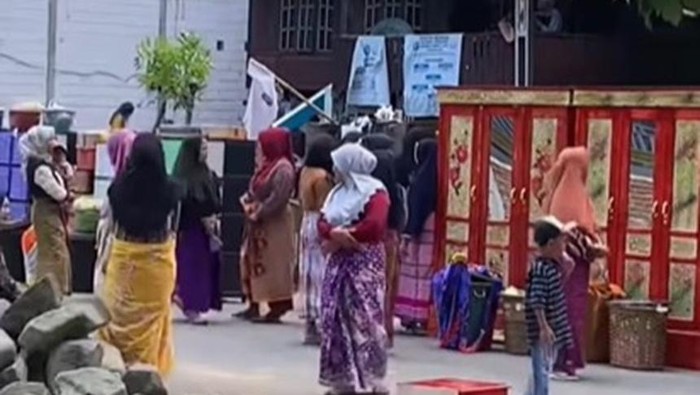 Suasana rumah duka di Takalar yang memperlihatkan deretan perabotan rumah tangga dalam tradisi Attumate.