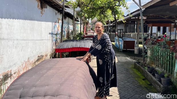 Tradisi mepe kasur di Desa Kemiren, Banyuwangi.