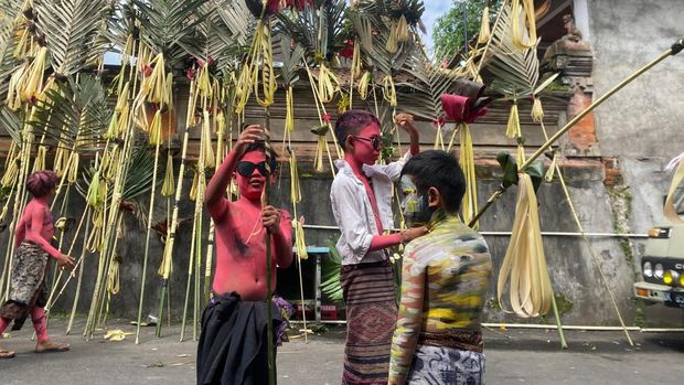 Tradisi Ngerebeg yang diikuti anak dan remaja Desa Adat Tegallalang, Bali, Kamis (29/5/2025).