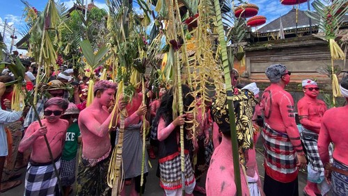 Tradisi Ngerebeg yang diikuti anak dan remaja Desa Adat Tegallalang, Bali, Kamis (29/5/2025).