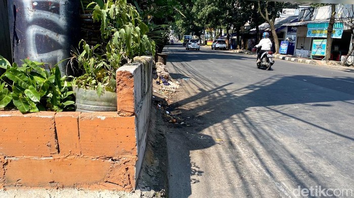 Tumpukan sampah yang kotori Jalan Cihampelas sudah dibersihkan