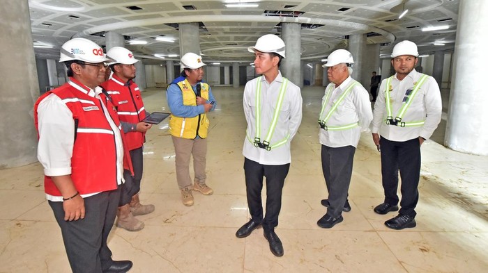 Turun Gunung Cek IKN, Gibran Pesan Jangan Terlambat Wakil Presiden (Wapres) Gibran Rakabuming Raka turun gunung mengecek proyek Ibu Kota Nusantara (IKN) di Kalimantan Timur, Rabu (28/5). Ini Potretnya