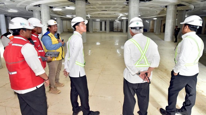 Turun Gunung Cek IKN, Gibran Pesan Jangan Terlambat Wakil Presiden (Wapres) Gibran Rakabuming Raka turun gunung mengecek proyek Ibu Kota Nusantara (IKN) di Kalimantan Timur, Rabu (28/5). Ini Potretnya