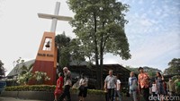 Seusai misa, umat saling bersalaman dan berbincang hangat di halaman gereja, menikmati kebersamaan.