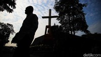 Petugas liturgi, misdinar, serta panitia Hari Raya telah bersiap sejak malam sebelumnya demi kelancaran misa.