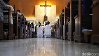 Suasana gereja penuh haru saat doa syukur dan pengutusan di penghujung misa menggema di antara umat.