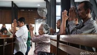 Ibadah misa dimulai pukul 07.00 WIB, diiringi suasana khidmat dan kidung pujian dari paduan suara paroki.